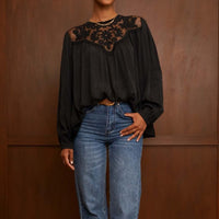 Blouse Aline noir avec décolleté dentelle blouse fluide et romantique satinée