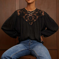 Blouse Aline noir avec décolleté dentelle blouse fluide et romantique satinée