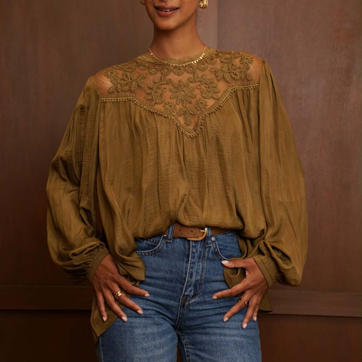 Blouse Aline olive avec décolleté dentelle blouse fluide et romantique satinée