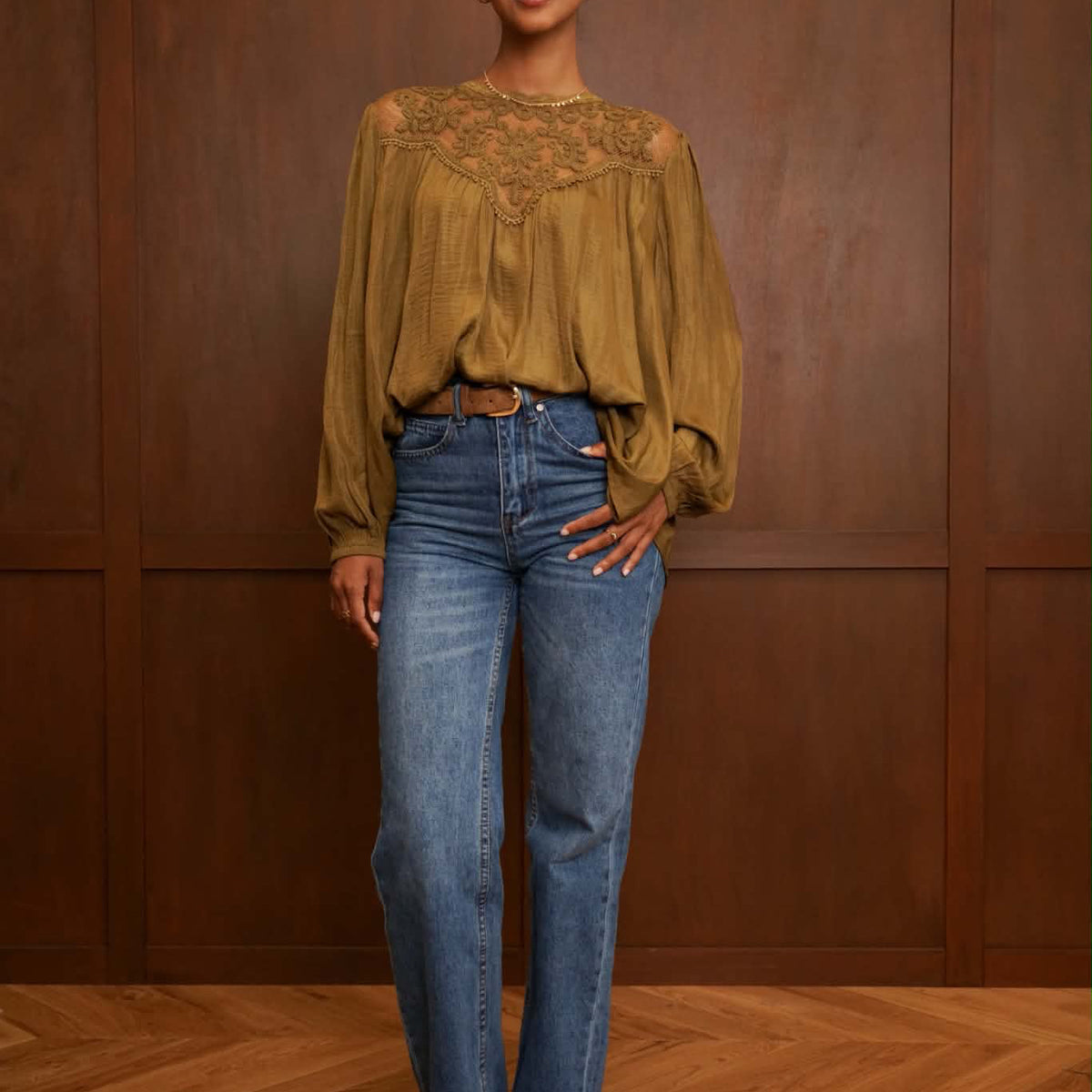 Blouse Aline olive avec décolleté dentelle blouse fluide et romantique satinée