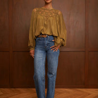 Blouse Aline olive avec décolleté dentelle blouse fluide et romantique satinée