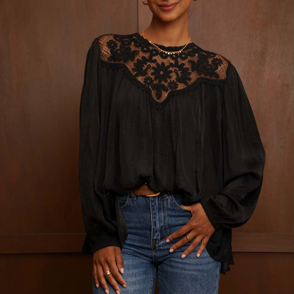 Blouse Aline noir avec décolleté dentelle blouse fluide et romantique satinée