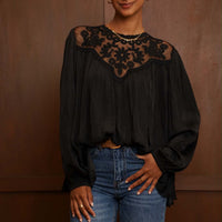 Blouse Aline noir avec décolleté dentelle blouse fluide et romantique satinée