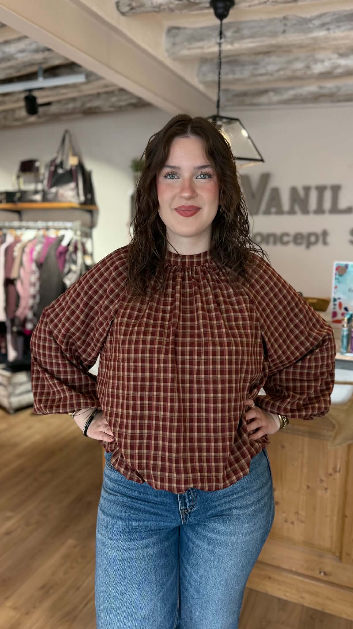 Blouse à carreaux couleur bordeaux, camel dos nu avec noeuds en haut du dos pour fermer, vanille concept store contres boutique indépendante