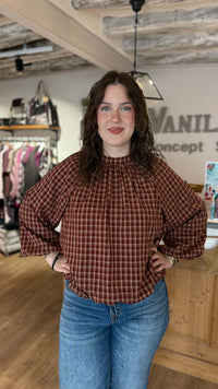 Blouse à carreaux couleur bordeaux, camel dos nu avec noeuds en haut du dos pour fermer, vanille concept store contres boutique indépendante