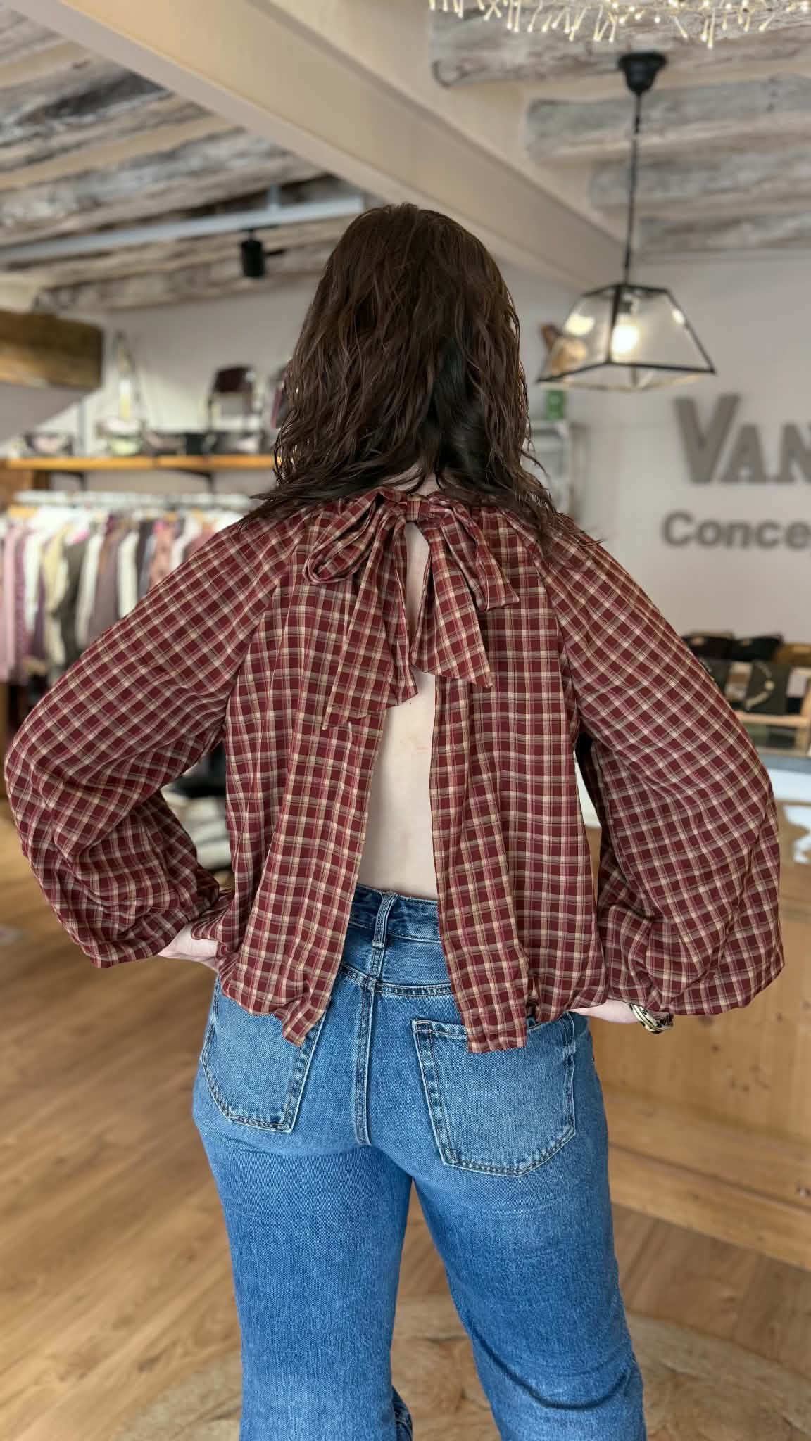 Blouse à carreaux couleur bordeaux, camel dos nu avec noeuds en haut du dos pour fermer, vanille concept store contres boutique indépendante