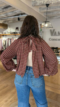 Blouse à carreaux couleur bordeaux, camel dos nu avec noeuds en haut du dos pour fermer, vanille concept store contres boutique indépendante