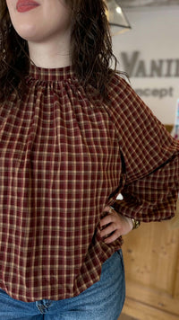 Blouse à carreaux couleur bordeaux, camel dos nu avec noeuds en haut du dos pour fermer, vanille concept store contres boutique indépendante
