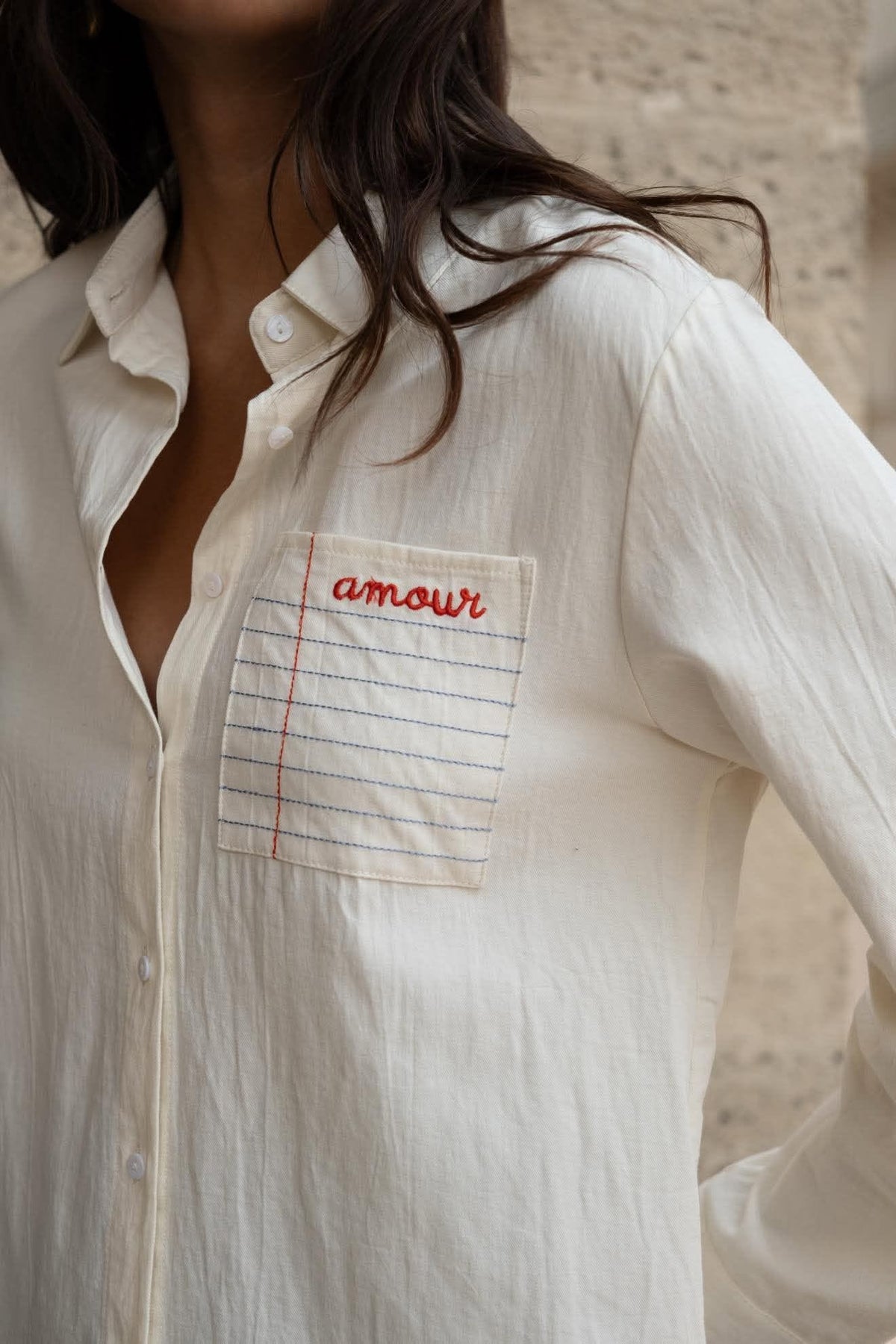 Chemise écrue femme avec poche brodée amour en coton