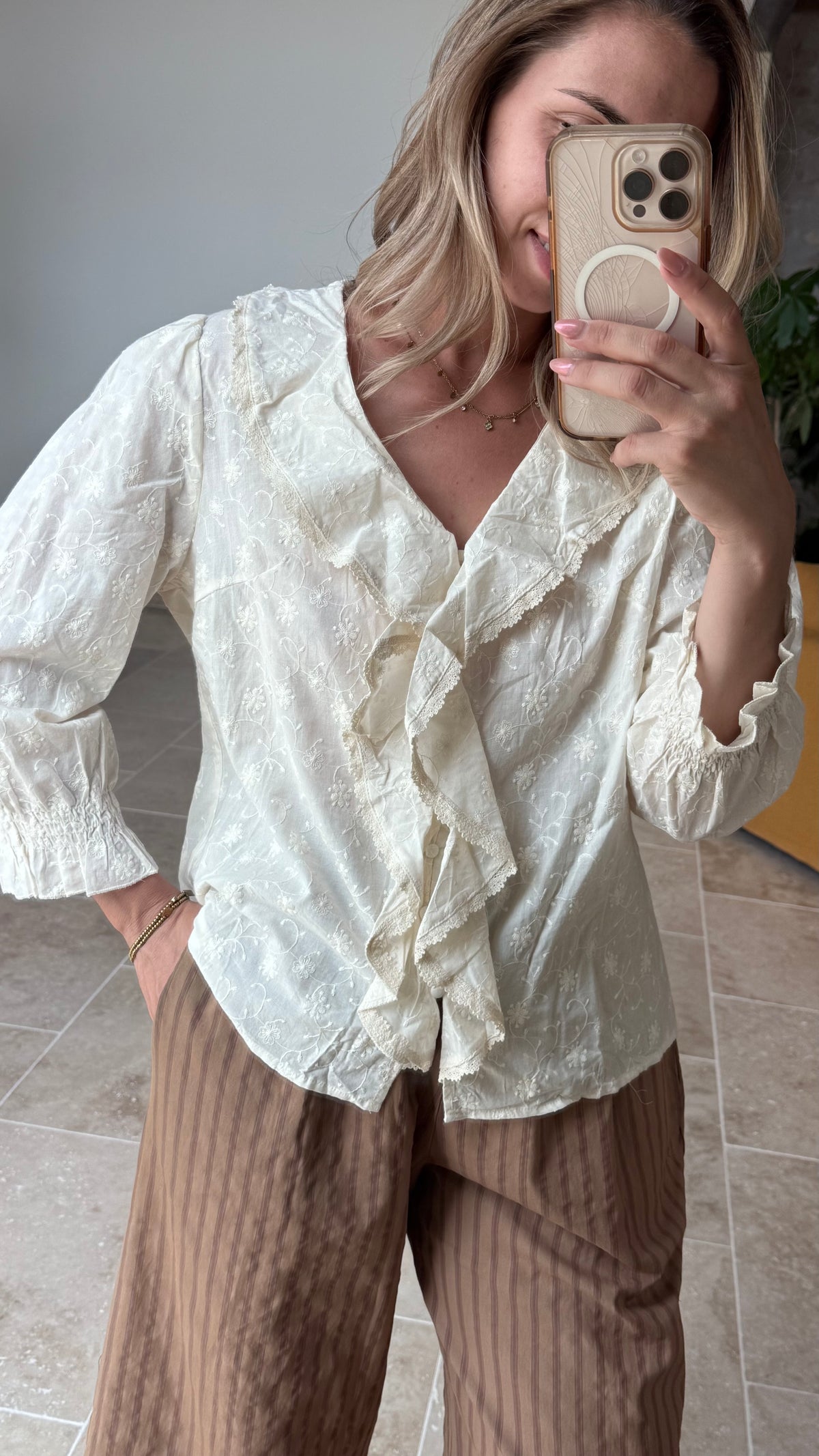 Chemise en broderie écru col volant vanille concept store contres boutique prêt à porter femme loir et cher 