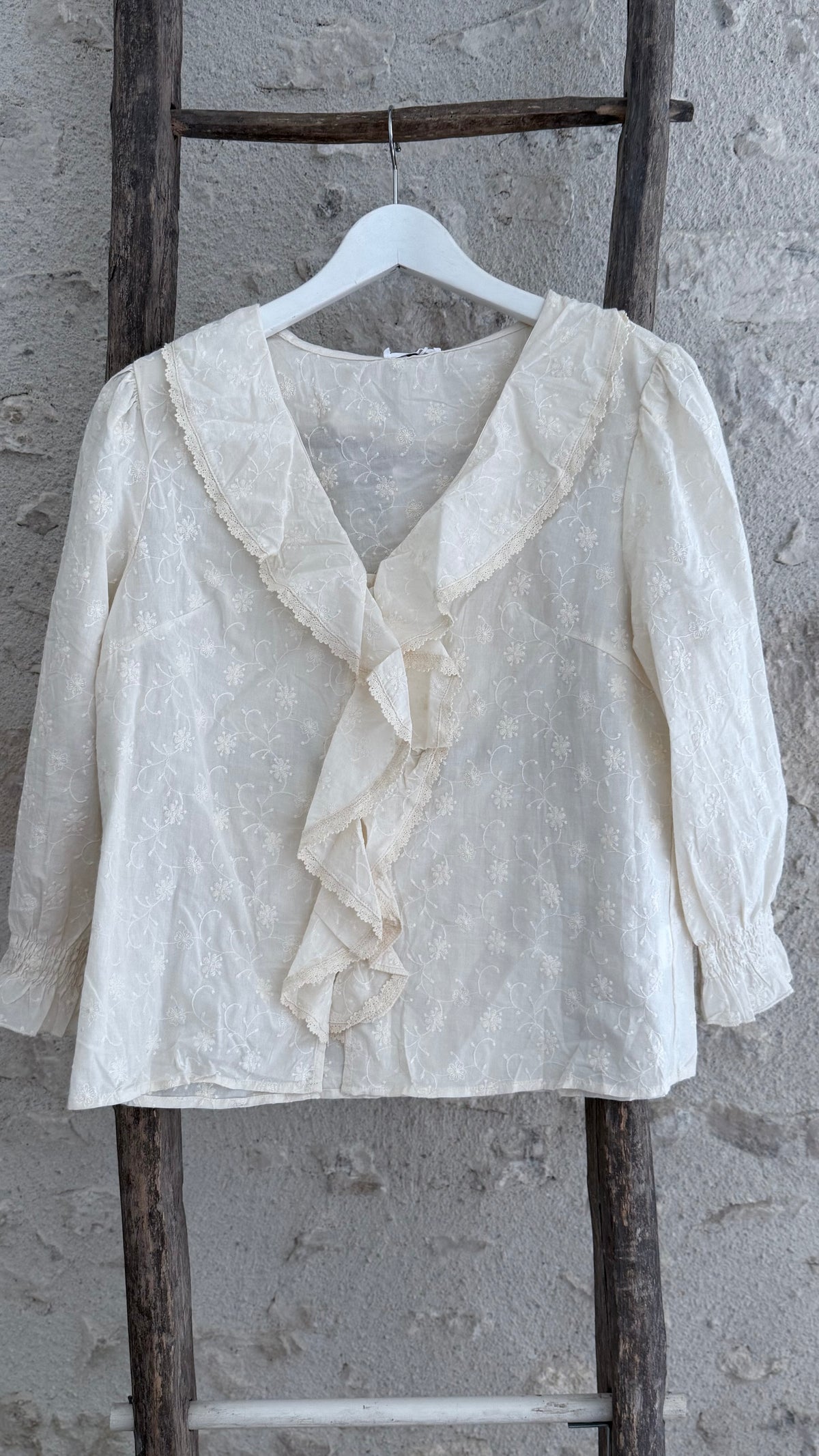 Chemise en broderie écru col volant vanille concept store contres boutique prêt à porter femme loir et cher 