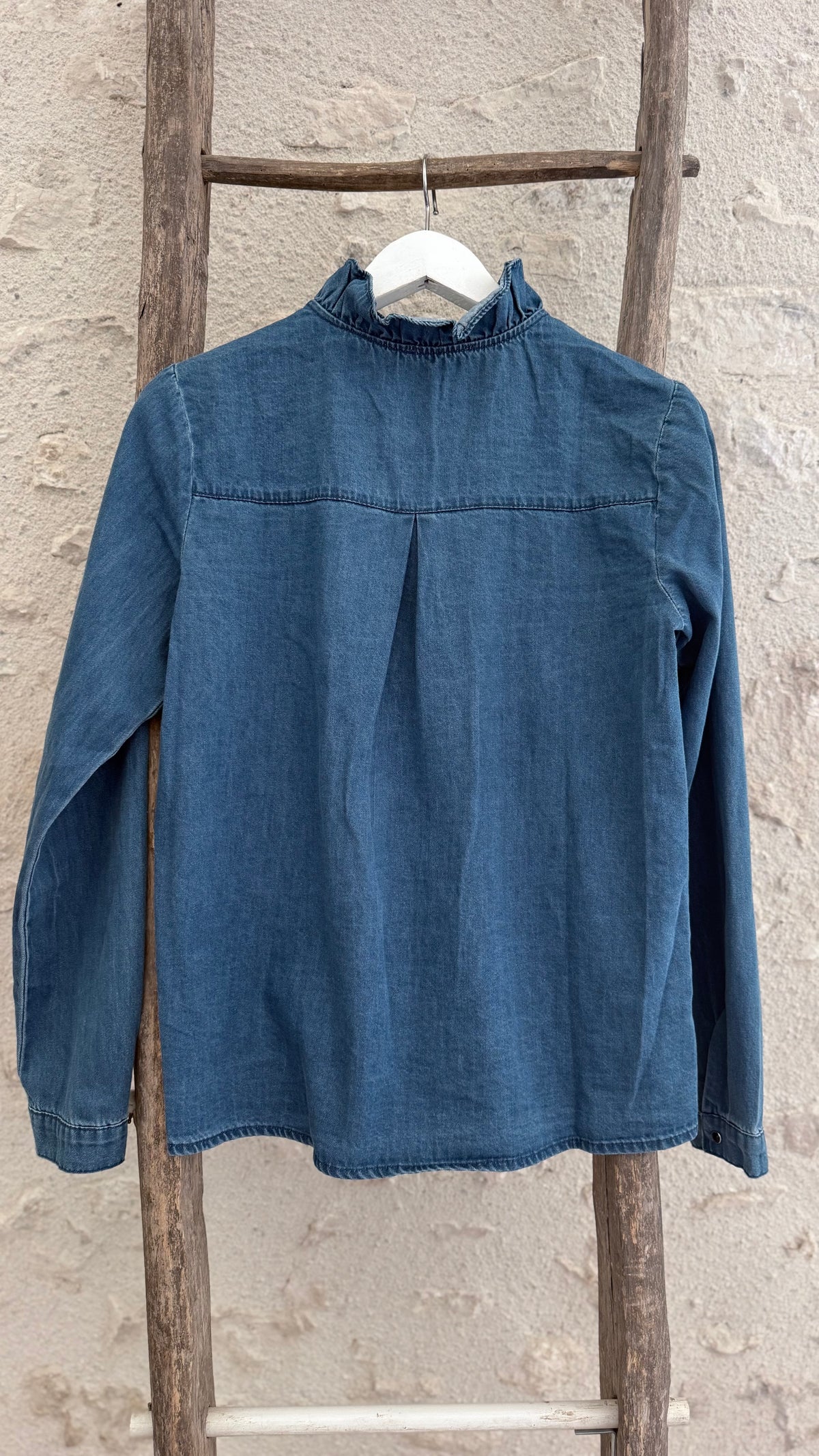 chemise en jeans basique col volant coupe droite vanille concept store contres boutique prêt à porter femme loir et cher 