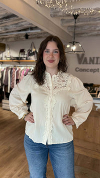 chemise écru en dentelle vanille concept store boutique indépendante contres féminin