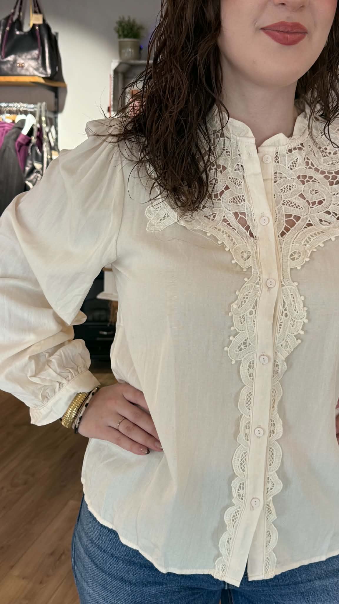 chemise écru en dentelle vanille concept store boutique indépendante contres féminin