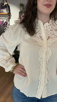 chemise écru en dentelle vanille concept store boutique indépendante contres féminin