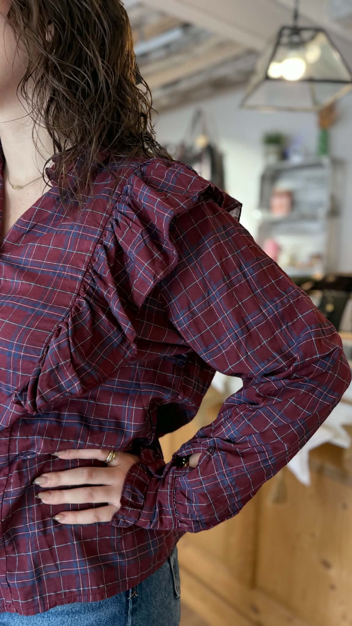 chemise à carreaux bordeaux et bleu marine taille unique avec des volants vanille concept store contres boutique indépendante