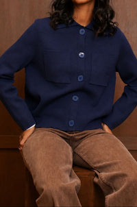 gilet intemporelle style Suzanne bleu marine poches plaquées et boutons tons sur tons