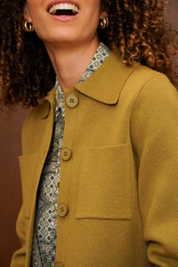 gilet intemporelle style Suzanne olive poches plaquées et boutons tons sur tons