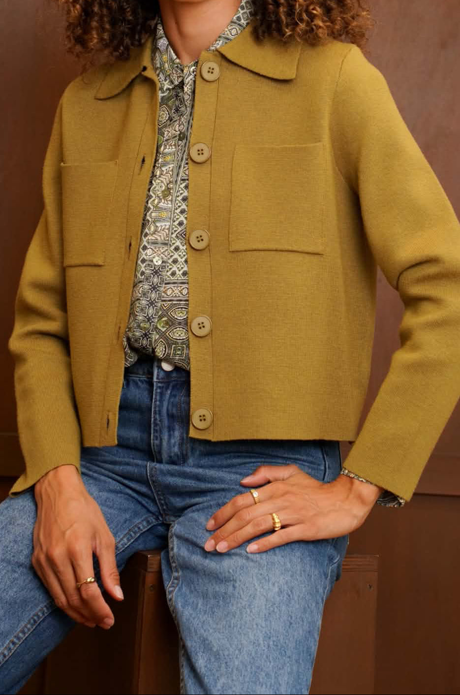 gilet intemporelle style Suzanne olive poches plaquées et boutons tons sur tons