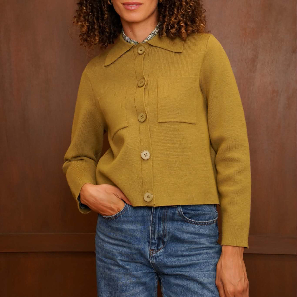 gilet intemporelle style Suzanne olive poches plaquées et boutons tons sur tons