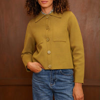 gilet intemporelle style Suzanne olive poches plaquées et boutons tons sur tons