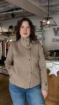 Gilet veste col montant boutons couleur beige vanille concept store boutique indépendante contre