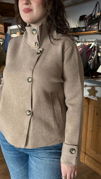 Gilet veste col montant boutons couleur beige vanille concept store boutique indépendante contre