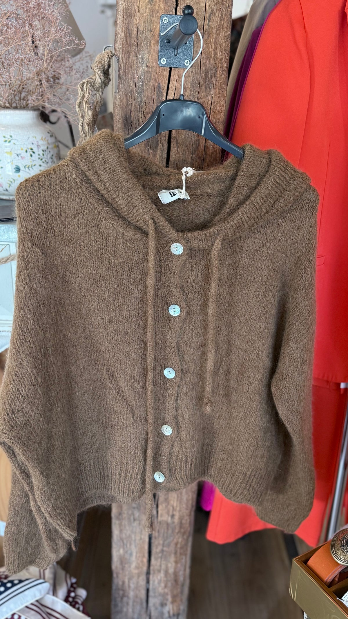 Pull a capuche laine boutons vanille concept store boutique pret a porter 