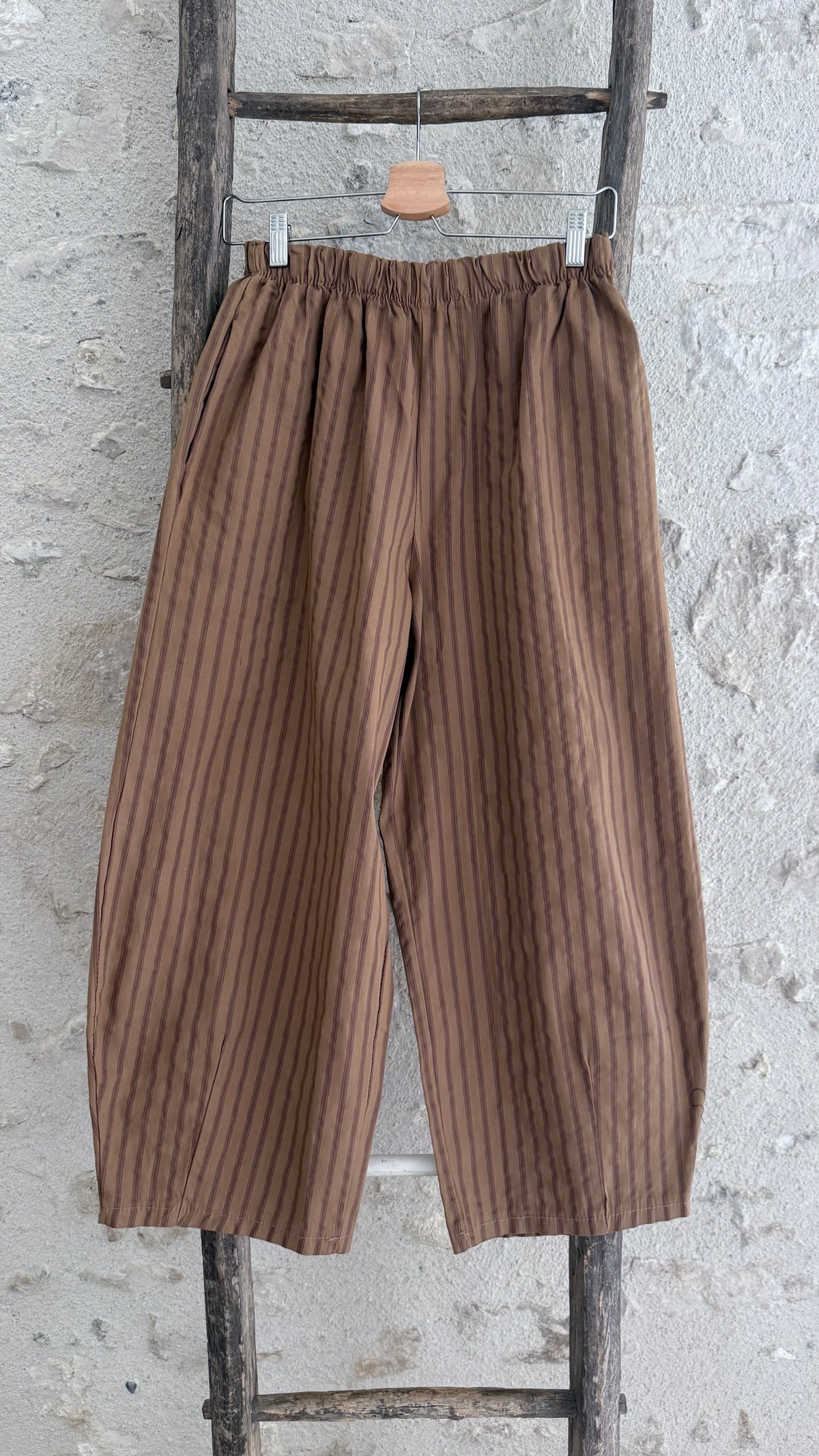 Pantalon magic camel rayé coupe ballon pantalon tendance automne 2026 vanille concept store contres boutique prêt à porter femme 