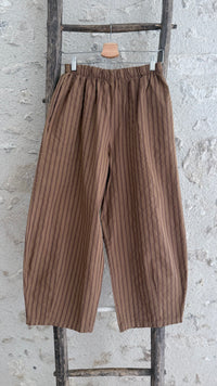 Pantalon magic camel rayé coupe ballon pantalon tendance automne 2026 vanille concept store contres boutique prêt à porter femme 