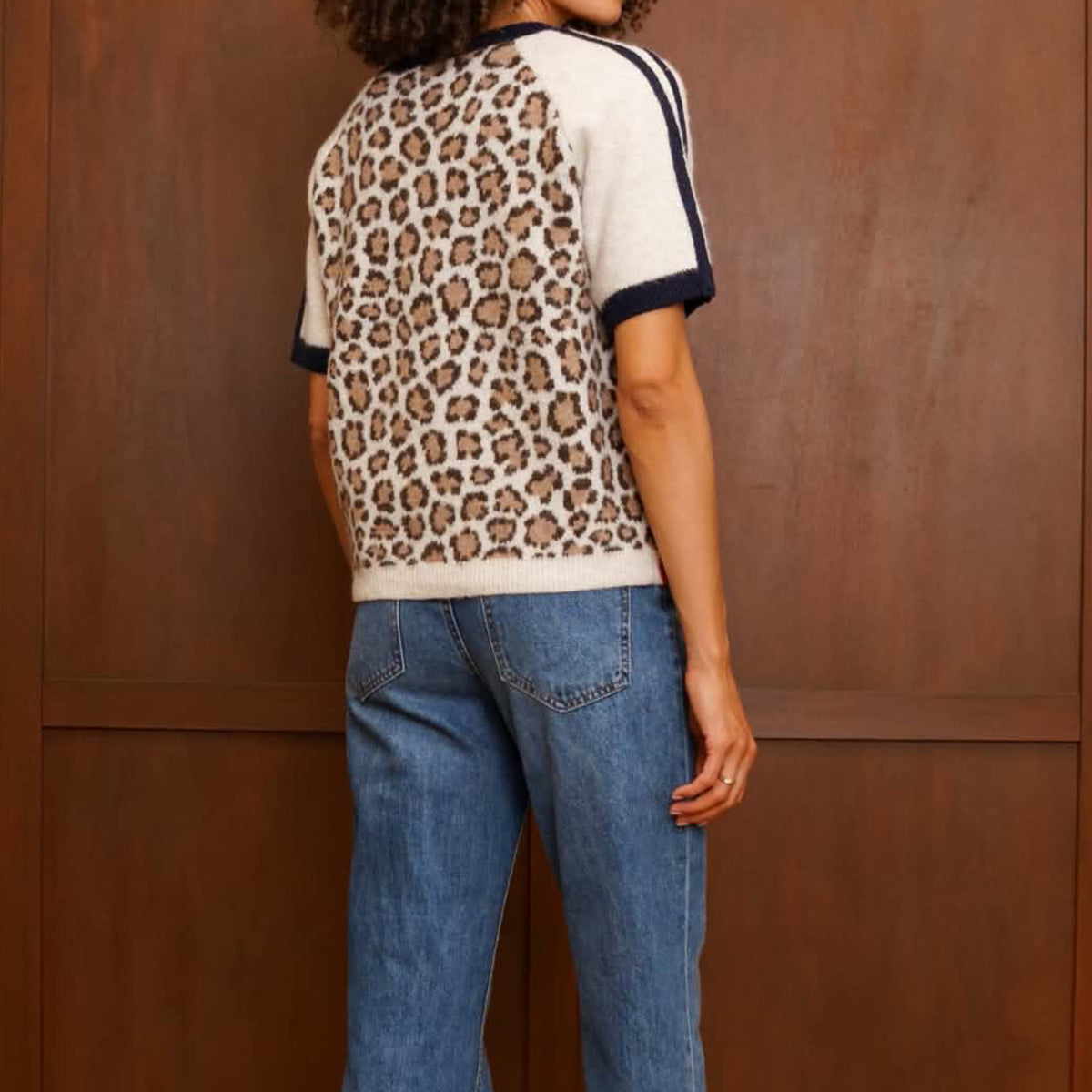 pull manches courtes imprimé léopard avec détails marine et rouge vue de dos vanille concept store contres