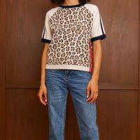pull manches courtes imprimé léopard avec détails marine et rouge vue de face vanille concept store contres