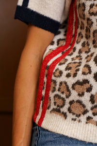 pull manches courtes imprimé léopard avec détails marine et rouge vue de face vanille concept store contres