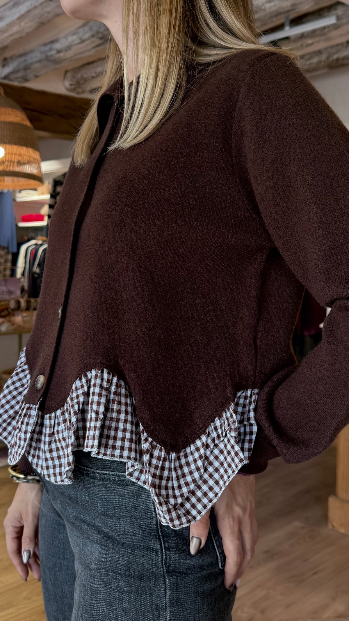 Pull chocolat avec boutons et effet chemise sur le bas à carreaux taille unique boutique indépendante contres vanille concept store 