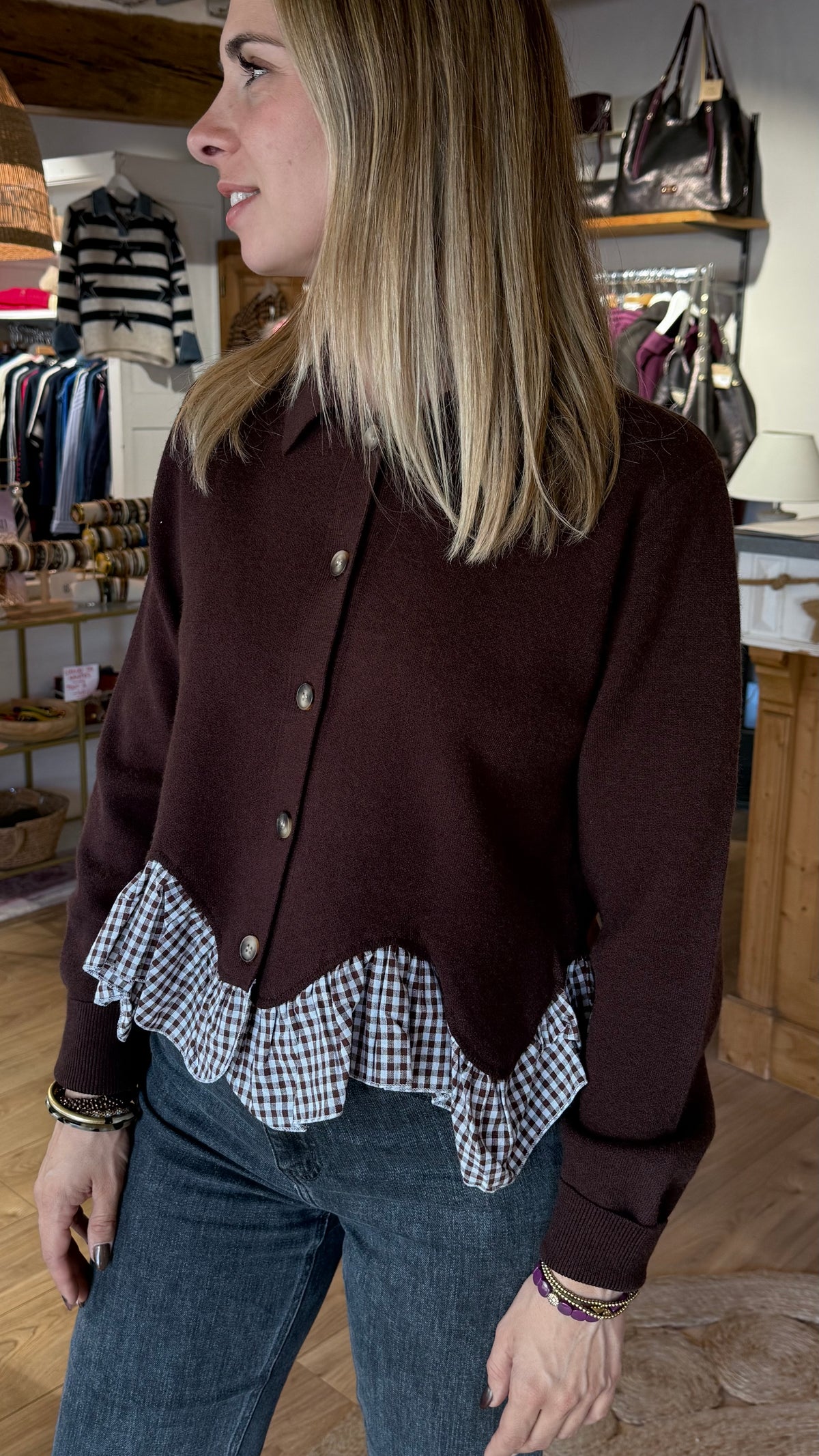 Pull chocolat avec boutons et effet chemise sur le bas à carreaux taille unique boutique indépendante contres vanille concept store 
