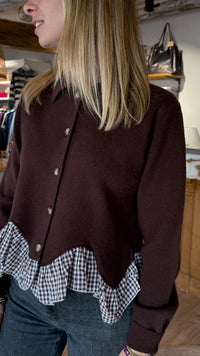 Pull chocolat avec boutons et effet chemise sur le bas à carreaux taille unique boutique indépendante contres vanille concept store 