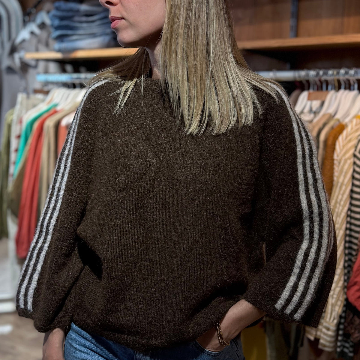 pull en mohair chocolat à bandes pull style Adidas vanille concept store contres boutique prêt à porter femme loir et cher 