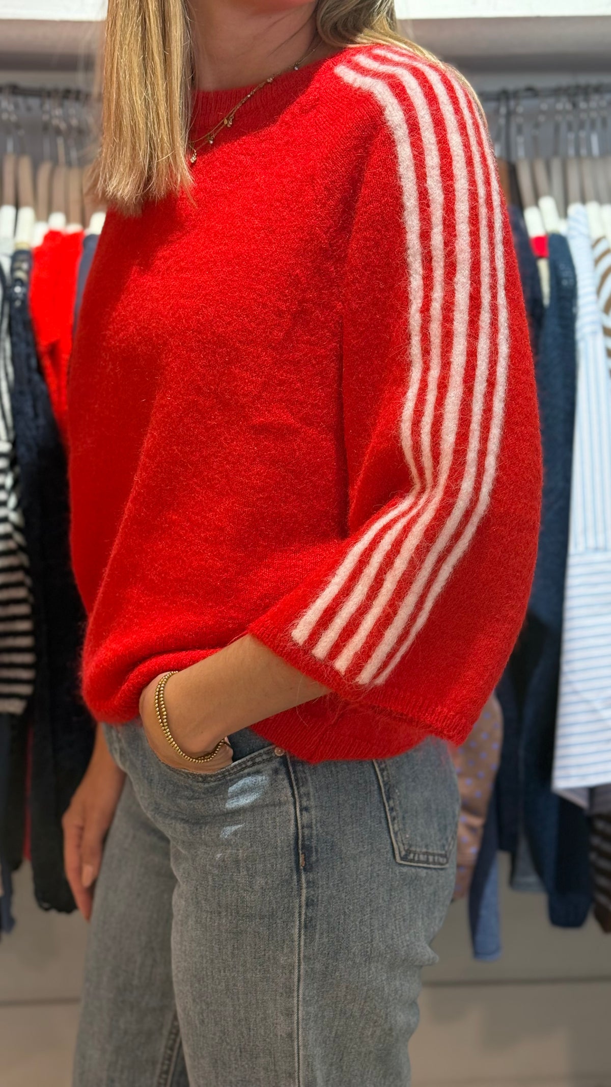 pull en mohair rouge à bandes pull style Adidas vanille concept store contres boutique prêt à porter femme loir et cher 