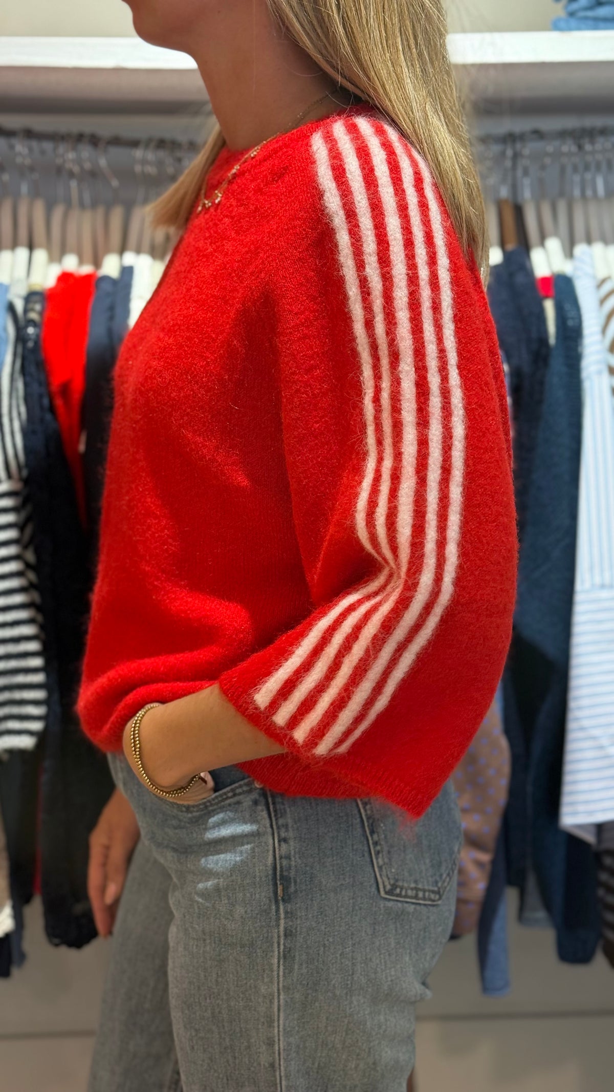 pull en mohair rouge à bandes pull style Adidas vanille concept store contres boutique prêt à porter femme loir et cher 