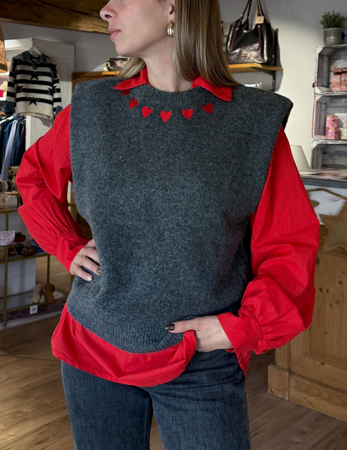 pull sans manches taille unique avec coeurs sur le col épaulettes vanille concept store boutique indépendante contres