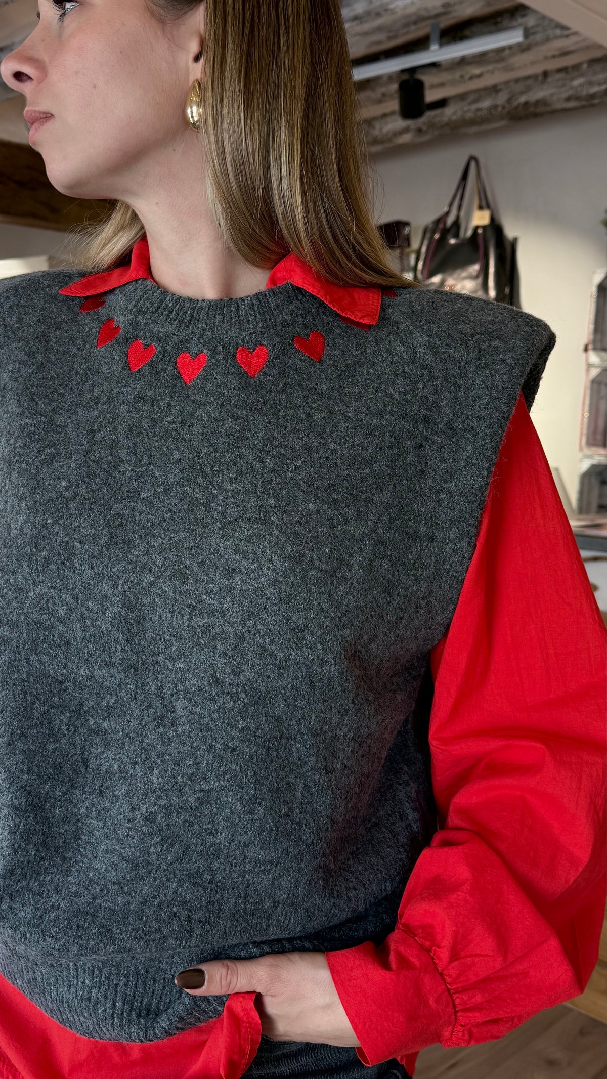 pull sans manches taille unique avec coeurs sur le col épaulettes vanille concept store boutique indépendante contres