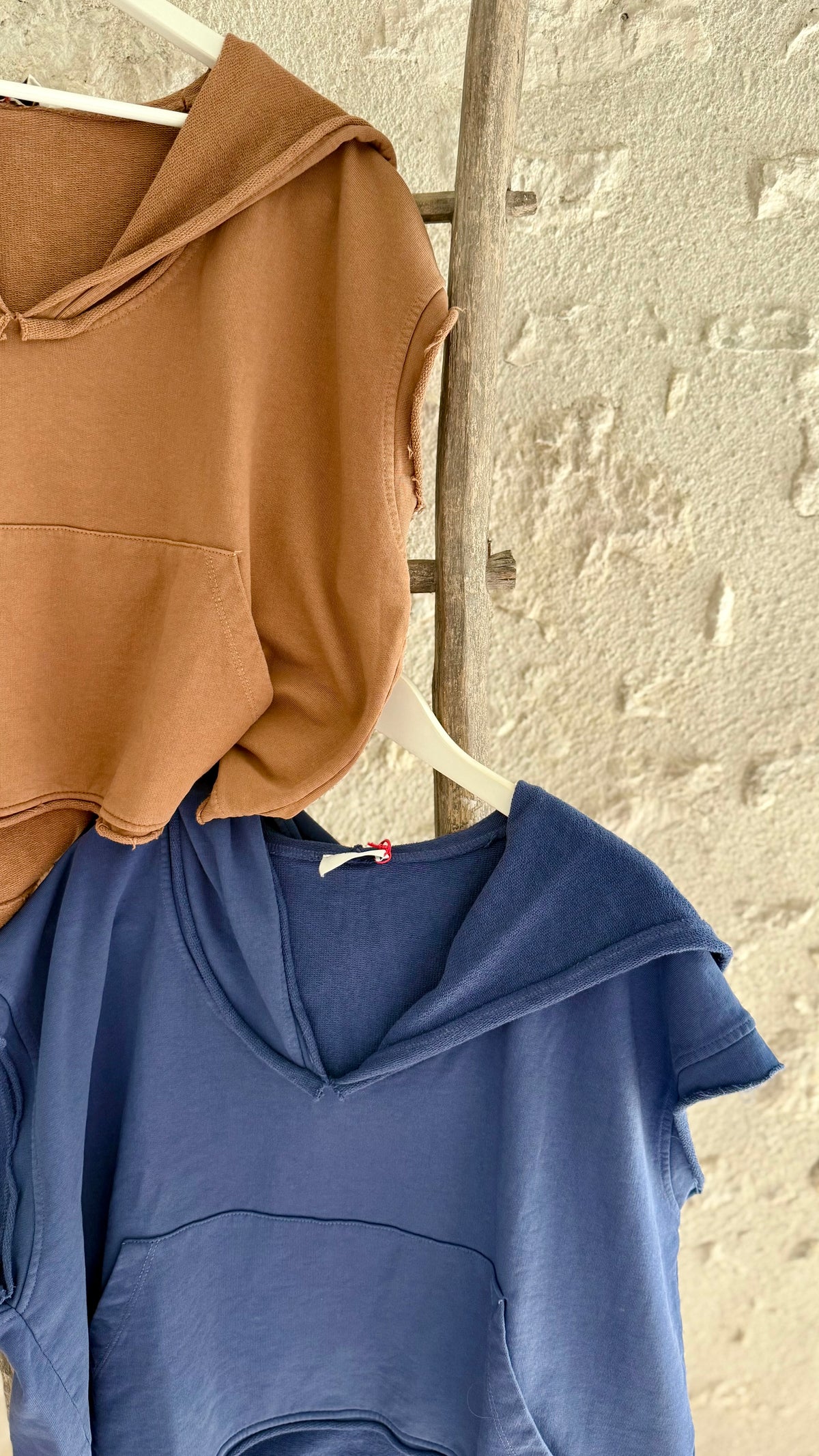 Sweat capuche marron et bleu sans manches coupe casual vanille concept store boutique contres boutique prêt à porter femme contres johanna paris sweat tendance 