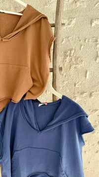 Sweat capuche marron et bleu sans manches coupe casual vanille concept store boutique contres boutique prêt à porter femme contres johanna paris sweat tendance 