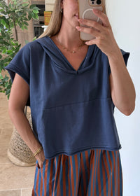 Sweat capuche marron et bleu sans manches coupe casual vanille concept store boutique contres boutique prêt à porter femme contres johanna paris sweat tendance 