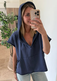 Sweat capuche marron et bleu sans manches coupe casual vanille concept store boutique contres boutique prêt à porter femme contres johanna paris sweat tendance 