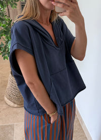Sweat capuche marron et bleu sans manches coupe casual vanille concept store boutique contres boutique prêt à porter femme contres johanna paris sweat tendance 