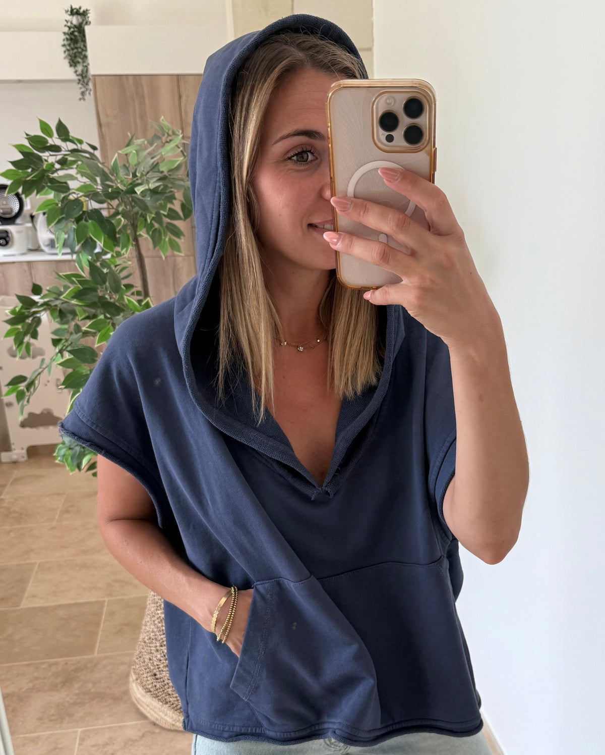 Sweat capuche marron et bleu sans manches coupe casual vanille concept store boutique contres boutique prêt à porter femme contres johanna paris sweat tendance 