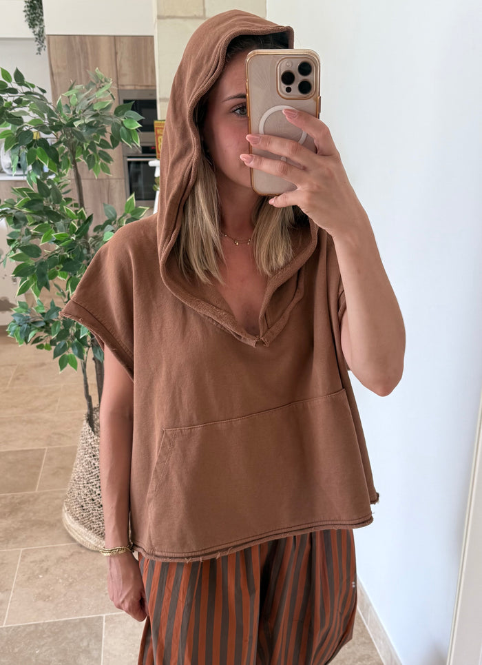 Sweat capuche marron et bleu sans manches coupe casual vanille concept store boutique contres boutique prêt à porter femme contres johanna paris sweat tendance 