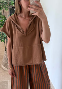 Sweat capuche marron et bleu sans manches coupe casual vanille concept store boutique contres boutique prêt à porter femme contres johanna paris sweat tendance 