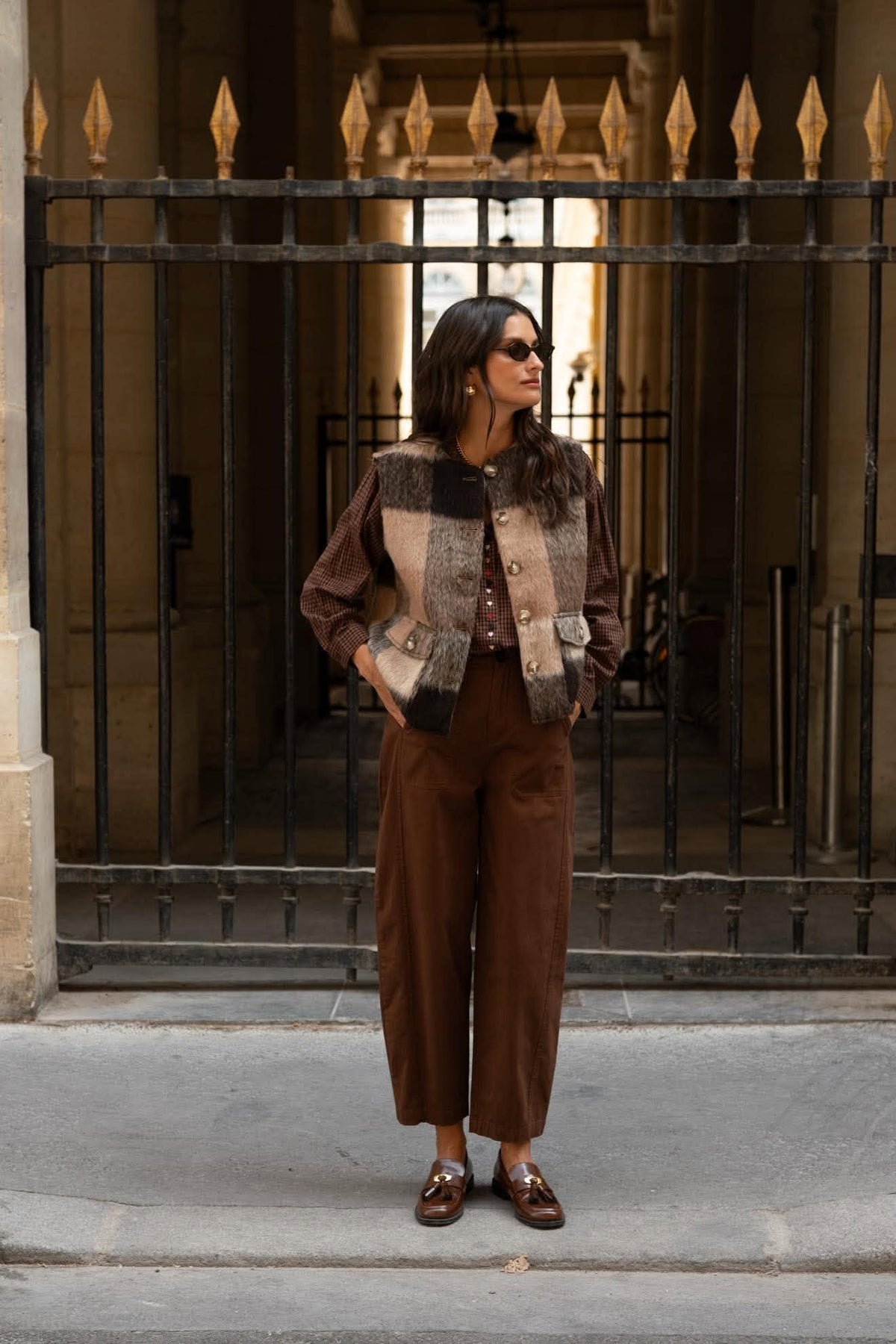 Veste sans manches femme beige camel chocolat avec boutons dorés look chocolat avec moccassins
